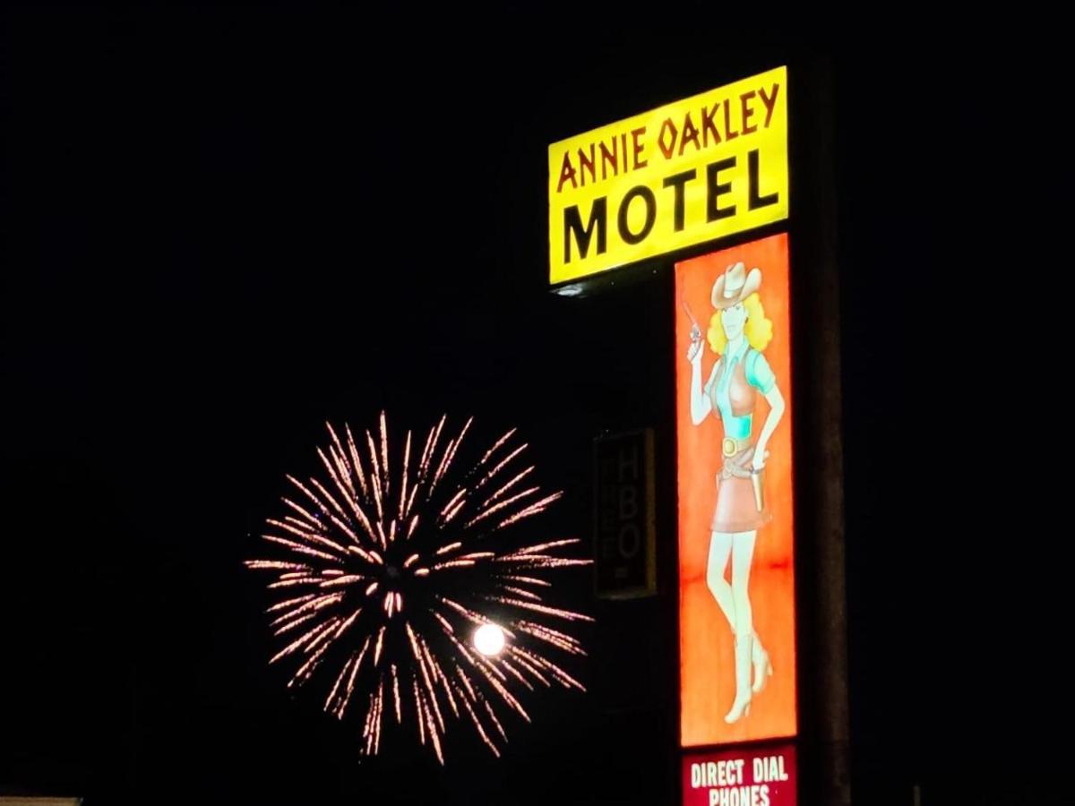 Annie Oakley Motel Oakley Екстериор снимка